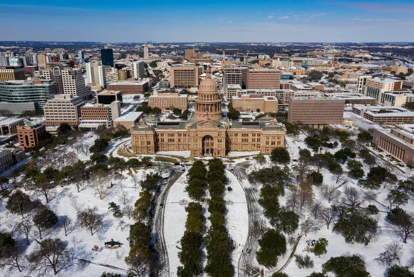 Snow+falls+on+the+capitol+building+in+Austin%2C+Texas